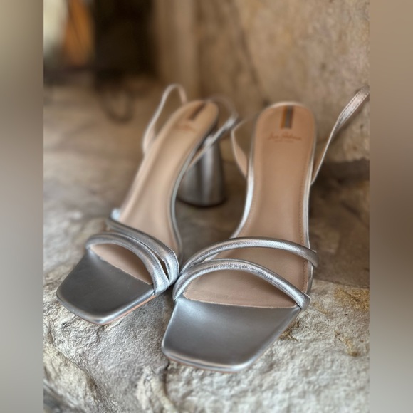 Worn once Sam Edelman Kia Block Heel Sandal Soft Silver size 8 1/2 - Picture 9 of 10
